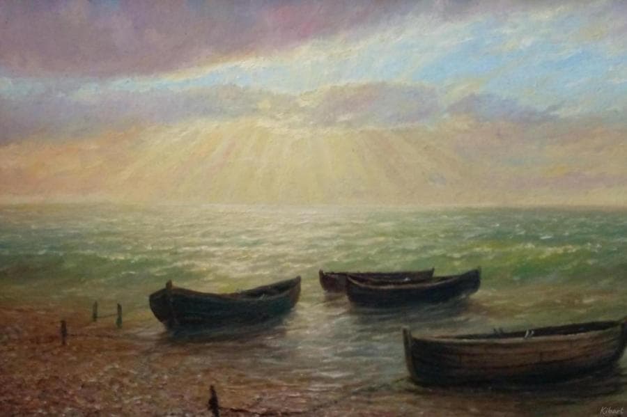 Лодки на берегу моря при закате.