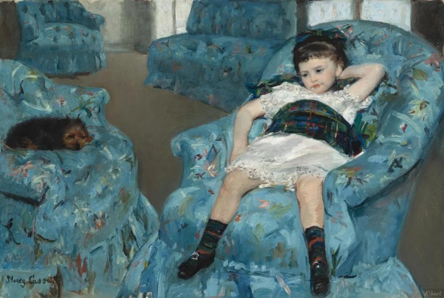 Маленькая девочка в синем кресле
