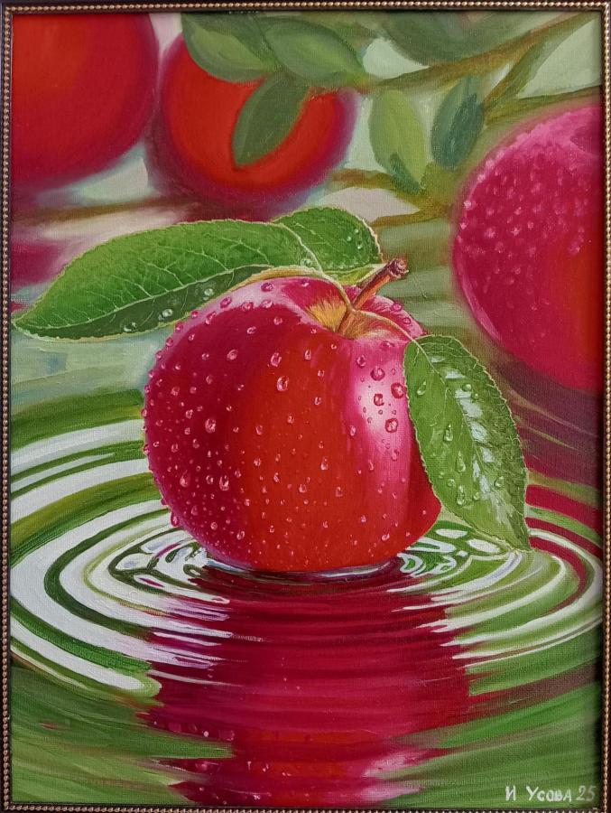 Яблоко в каплях дождя