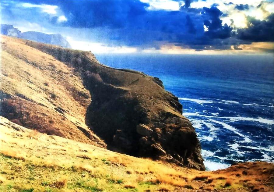 Горы, море, небо.