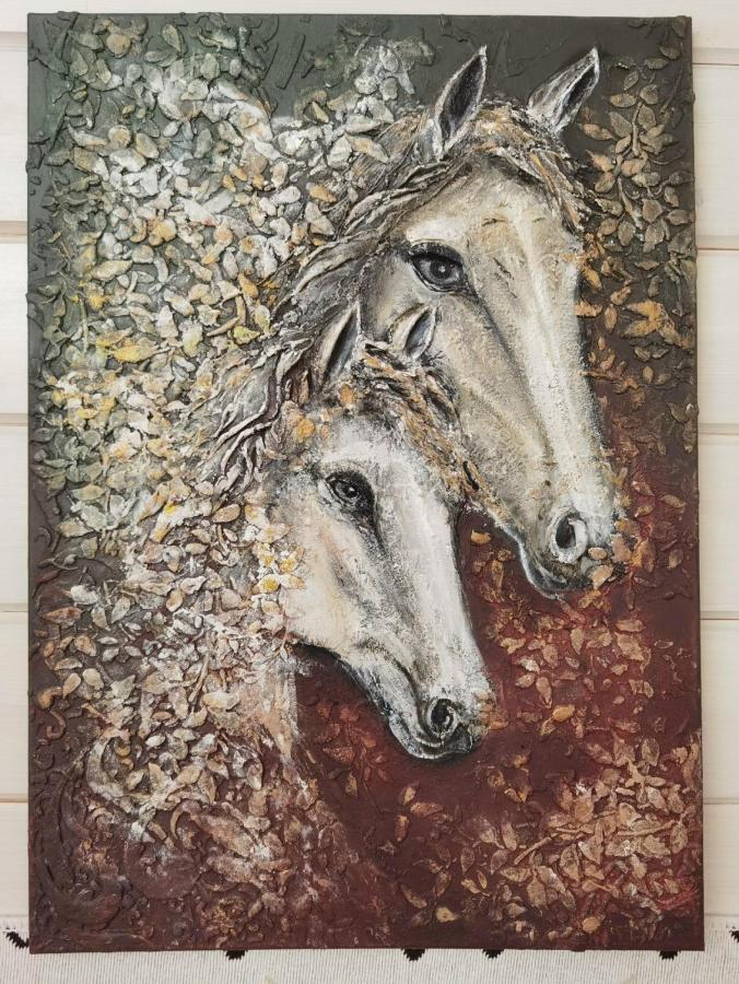 Белые лошади