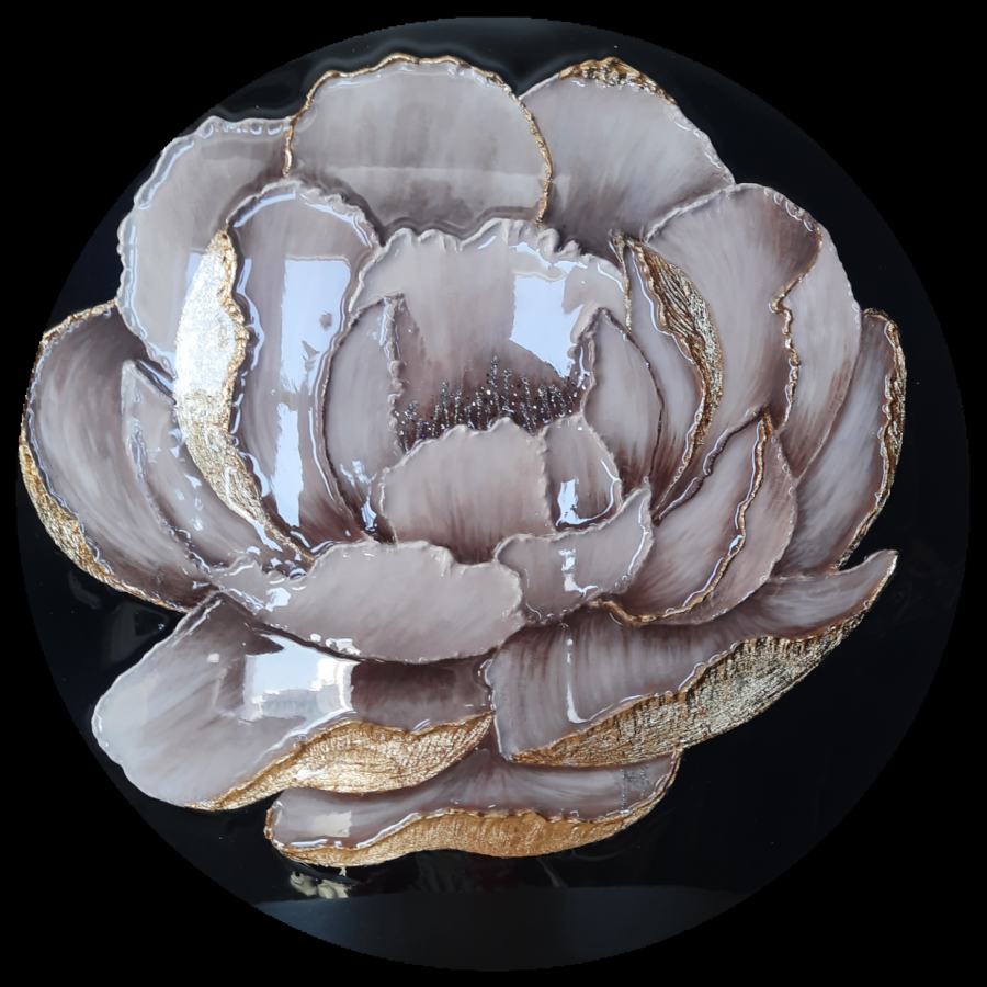 Круглая картина с бежевым пионом на черном фоне.